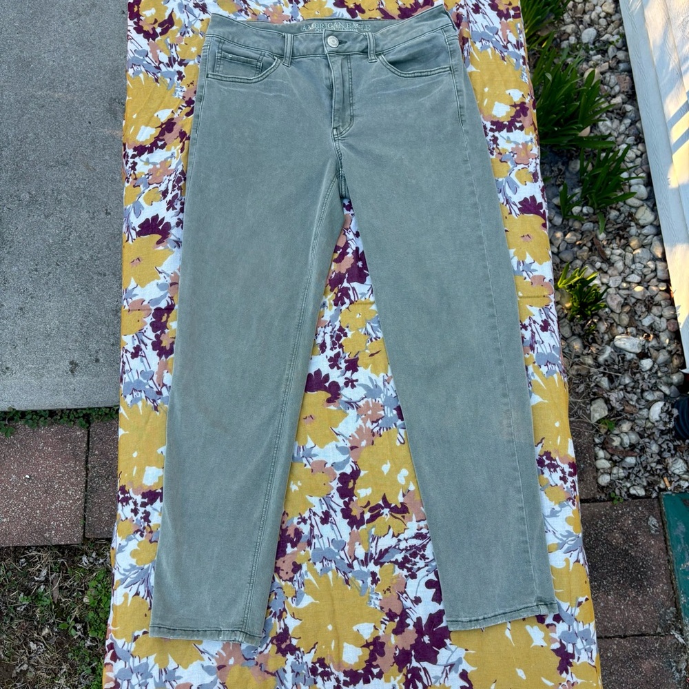 American Eagle Women's Super Stretch Olive Green Straight Leg Denim Jeans Size 4 - Picture 2 of 13